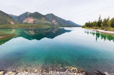 Kanada'da dağ gölü sakin sahne