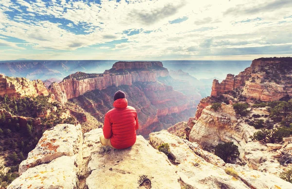 Człowiek w wycieczka w Grand Canyon — Zdjęcie stockowe