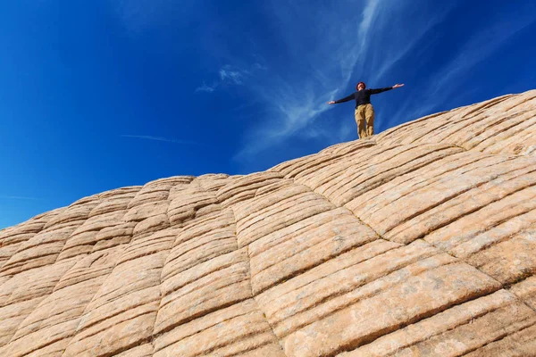 Mannen hiker på klippan — Stockfoto