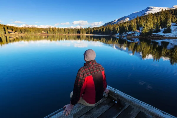 Hombre excursionista en el lago —  Fotos de Stock