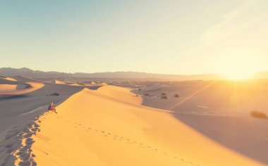 adam çölde uzun yürüyüşe çıkan kimse