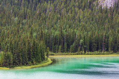 Kayalar yansıması ile Kanada'da göl