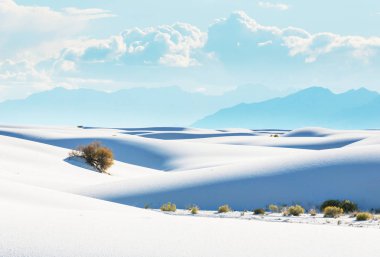 Sıra dışı beyaz kum tepeleri
