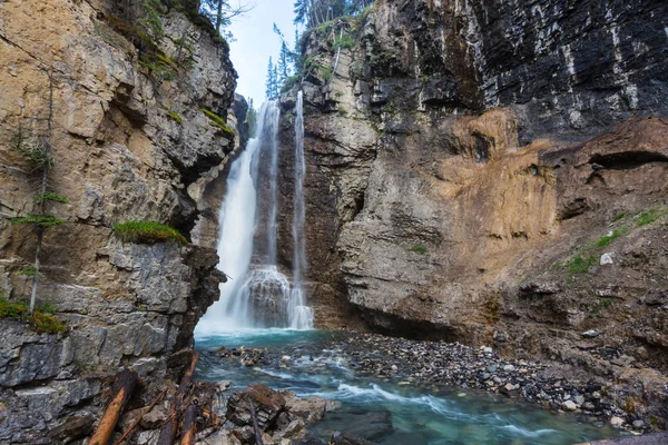 Vattenfall i kanadensiska bergen — Stockfoto