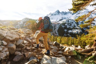Uzun yürüyüşe çıkan kimse Sierra Nevada