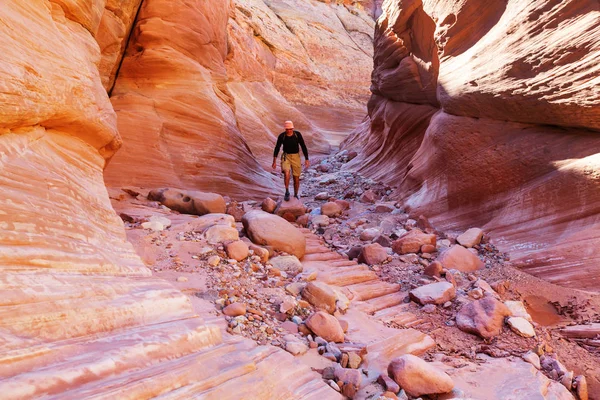 Muž v Happy Canyon Fantastické scény — Stock fotografie