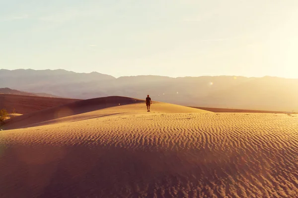 Uomo Escursionista nel deserto — Foto Stock