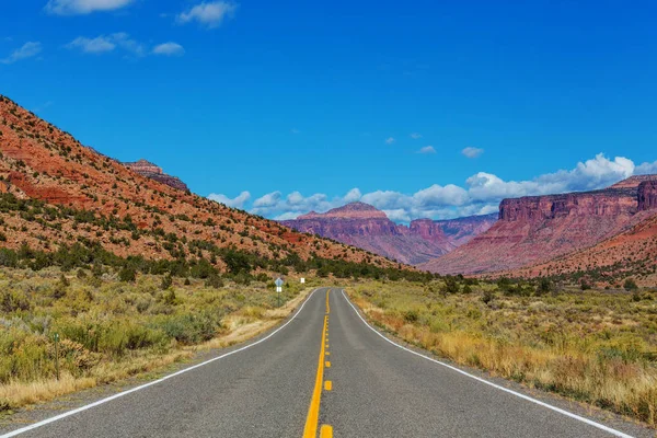 Camino escénico en las montañas — Foto de Stock