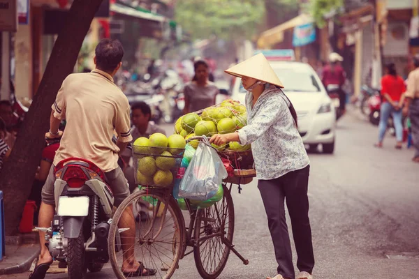 Venditore ambulante vietnamita — Foto Stock