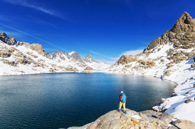 Uzun yürüyüşe çıkan kimse Sierra Nevada