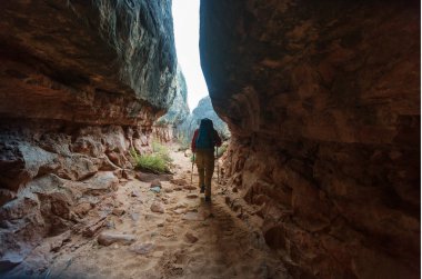 adam Hiker dağlarda