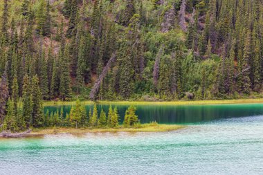 Kayalar yansıması ile Kanada'da göl