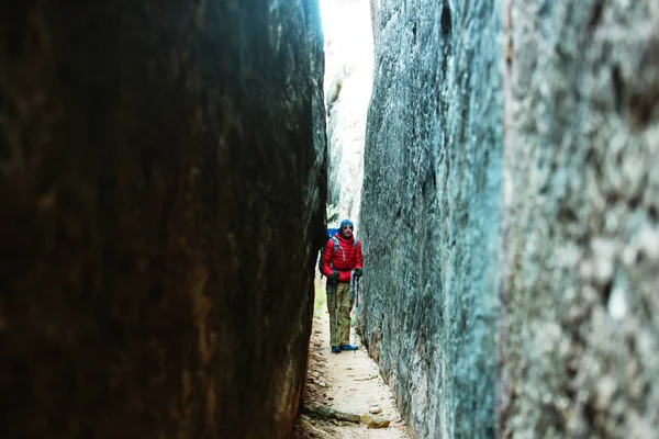 Hombre Caminante en las montañas —  Fotos de Stock