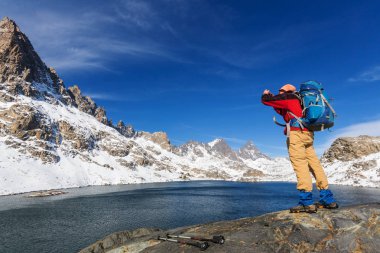 Uzun yürüyüşe çıkan kimse Sierra Nevada
