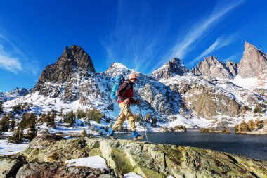 Uzun yürüyüşe çıkan kimse Sierra Nevada