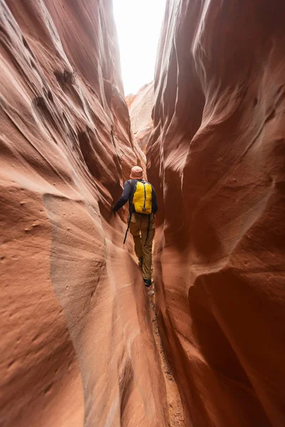 男人在一个狭窄的峡谷 — 图库照片