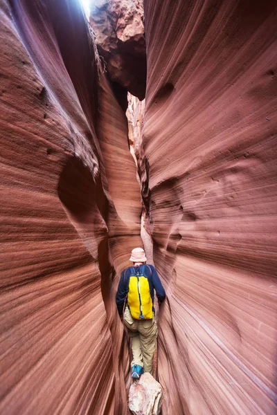 Man in Slot canyon — Stock Photo, Image