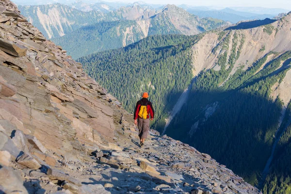 Backpacker w letnich górach — Zdjęcie stockowe