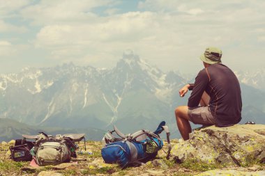 Uzun yürüyüşe çıkan kimse Kafkasya dağlarında yeşil Hills