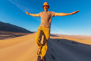 uzun yürüyüşe çıkan kimse Kum Çölü'nde.