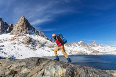 Uzun yürüyüşe çıkan kimse Sierra Nevada