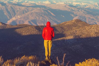 Uçurumdaki adam uzun yürüyüşe çıkan kimse