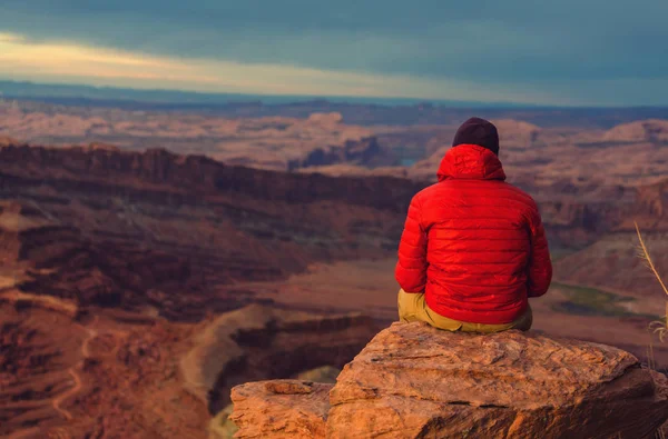 Człowiek w Canyonlands National Park — Zdjęcie stockowe