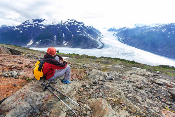 Pěší turistika muž v kanadských horách — Stock fotografie