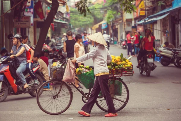 Vietnamese street  vendor — Stock Photo, Image
