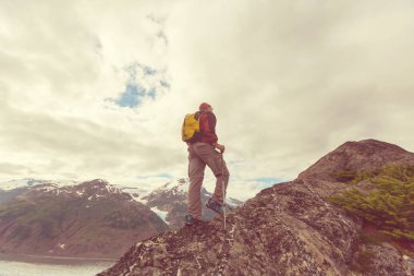 Kanada dağlarında yürüyüş adam.