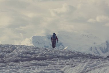 Uzun yürüyüşe çıkan kimse Wrangell-St. Elias Milli Parkı'nda
