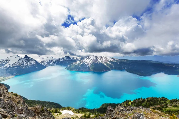 Hike to turquoise waters of picturesque Garibaldi Lake — Stock Photo, Image