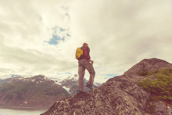 Kanada dağlarında yürüyüş adam.