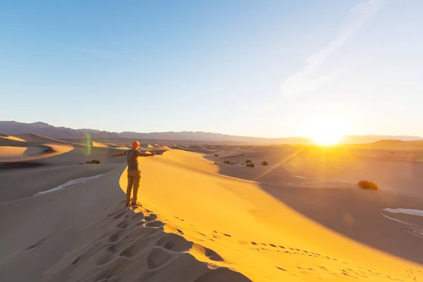 砂の砂漠でハイカー — ストック写真