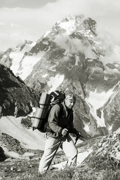 Muž turistika v horách — Stock fotografie