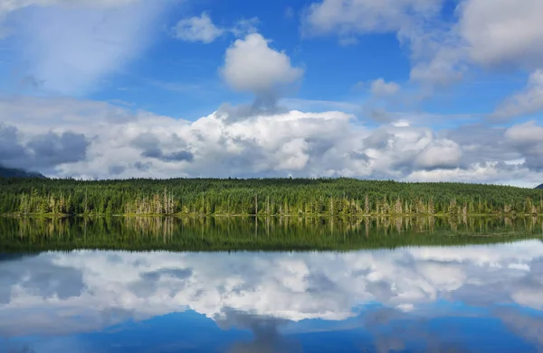 Scena serena presso il lago di montagna in Canada — Foto Stock