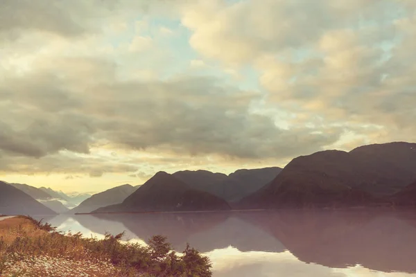 Scena serena presso il lago di montagna in Canada — Foto Stock