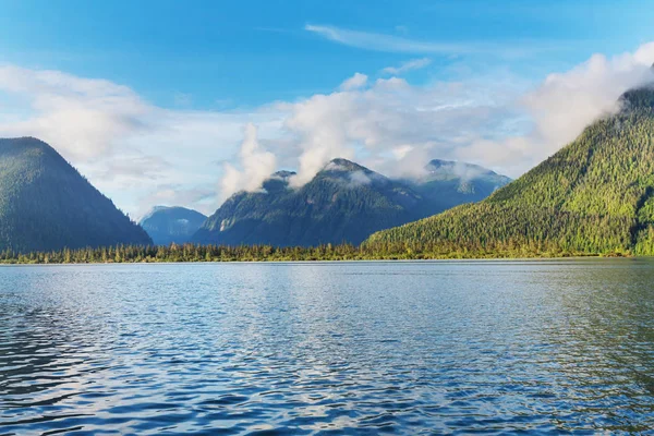 由在加拿大的湖山宁静 — 图库照片