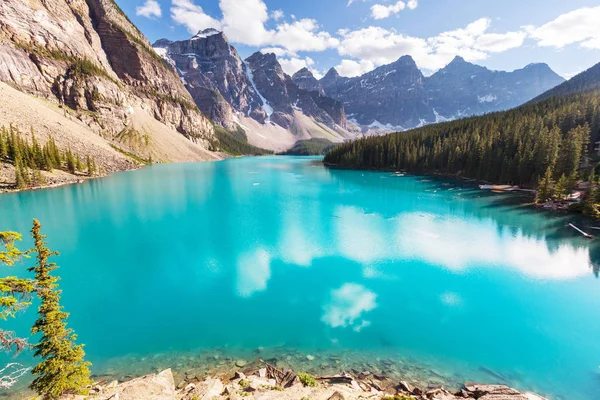 Wunderschönes türkisfarbenes Wasser des Moränensees — Stockfoto
