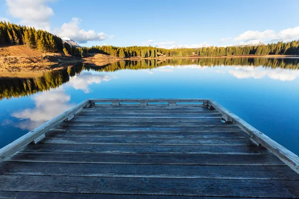 Lago de la serenidad en las montañas — Foto de Stock