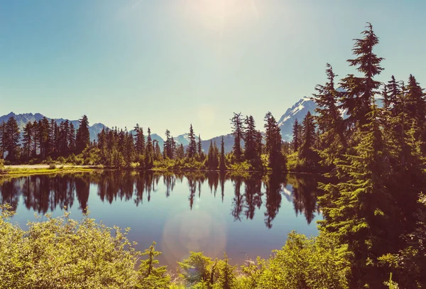 Scenic Picture lake — Stock Photo, Image