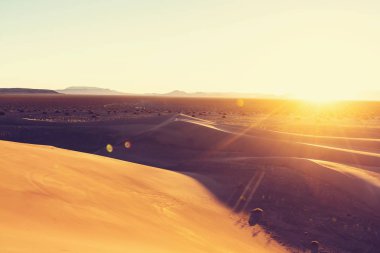 Sahara çölünde kum tepeleri
