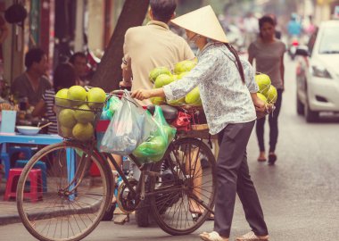 Vietnam sokak satıcısı