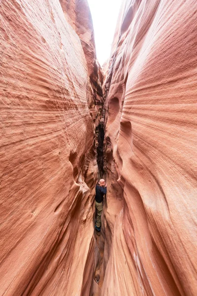 Mannen i Slot canyon — Stockfoto