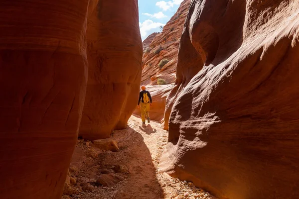 Человек в слот-каньоне — стоковое фото