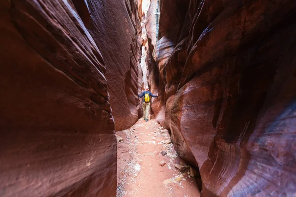 Uomo in Slot canyon — Foto Stock