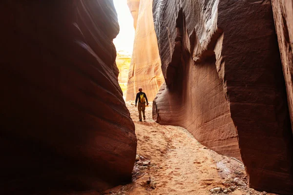 Man in Slot canyon — Stock Photo, Image