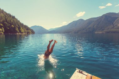 Hilal gölde atlama adam