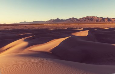 Sahara çölünde kum tepeleri