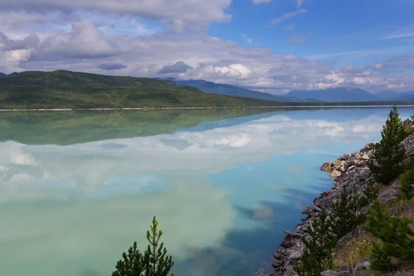 Serene scene by the mountain lake in Canada — Stock Photo, Image